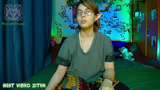Snapshot of TrickyKitsune chatting on May 11, 3:40 pm TrickyKitsune online show from May 11, 3:40 pm