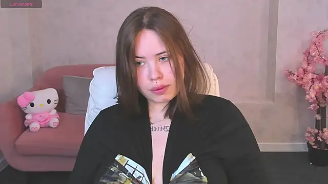 EricaElliott online show from May 5, 9:17 am
