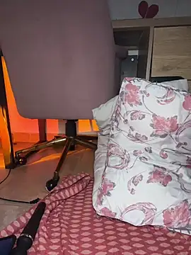 Snapshot of Ninabrunette18 chatting on November 9, 3:05 am Ninabrunette18 online show from November 9, 3:05 am