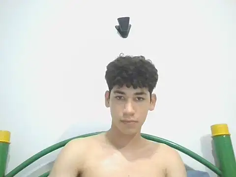 Snapshot of leo_teen chatting on January 17, 2:39 am leo teen online show from January 17, 2:39 am