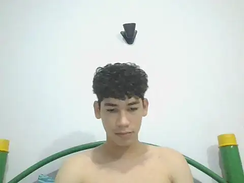 Snapshot of leo_teen chatting on January 20, 12:25 am leo teen online show from January 20, 12:25 am