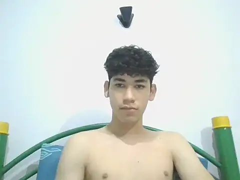 Snapshot of leo_teen chatting on January 25, 12:06 am leo teen online show from January 25, 12:06 am