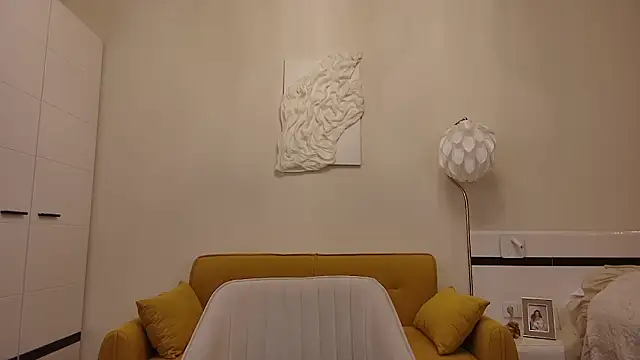 Snapshot of HelenBenit chatting on March 5, 1:34 am HelenBenit online show from March 5, 1:34 am