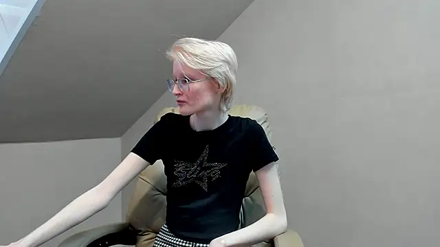 ElizabethHarpper online show from March 21, 10:50 am