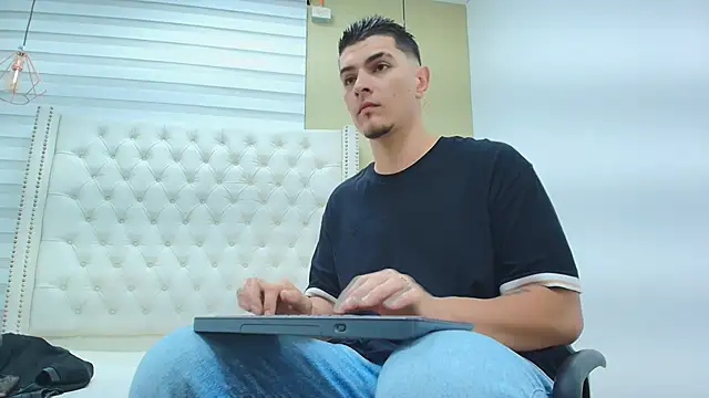 DAVID VICTORIAA online show from December 18, 12:55 pm