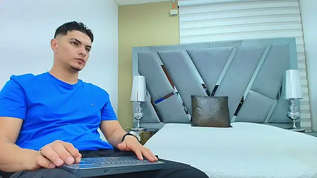 Snapshot of DAVID_VICTORIAA chatting on April 18, 1:04 pm DAVID VICTORIAA online show from April 18, 1:04 pm