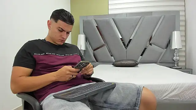 Snapshot of DAVID_VICTORIAA chatting on June 19, 1:15 pm DAVID VICTORIAA online show from June 19, 1:15 pm