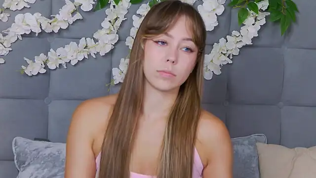 Snapshot of TheEmma chatting on November 24, 9:53 am TheEmma online show from November 24, 9:53 am