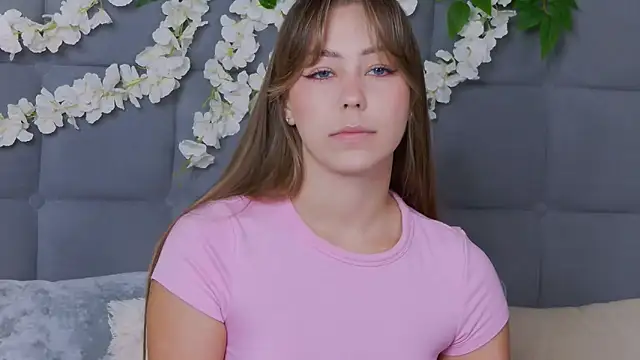 Snapshot of TheEmma chatting on November 26, 8:15 am TheEmma online show from November 26, 8:15 am