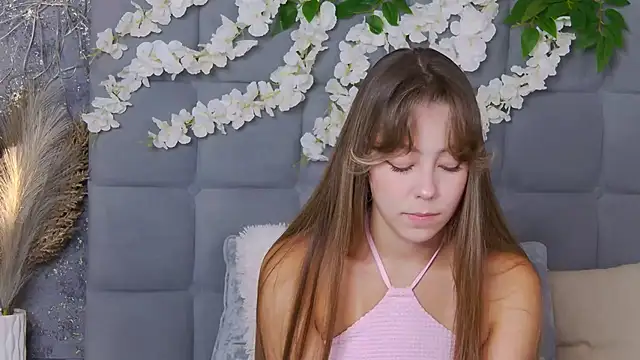 Snapshot of TheEmma chatting on December 1, 10:20 am TheEmma online show from December 1, 10:20 am