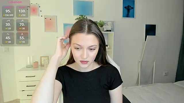 Snapshot of MiaVixxen chatting on October 21, 3:24 pm MiaVixxen online show from October 21, 3:24 pm