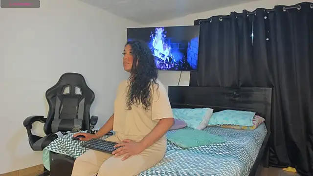 Snapshot of madisonbrunette chatting on October 15, 10:54 pm madisonbrunette online show from October 15, 10:54 pm