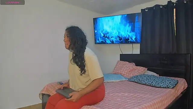 Snapshot of madisonbrunette chatting on November 15, 8:05 pm madisonbrunette online show from November 15, 8:05 pm