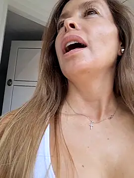 Snapshot of karina_warthon chatting on October 23, 5:44 pm karina warthon online show from October 23, 5:44 pm