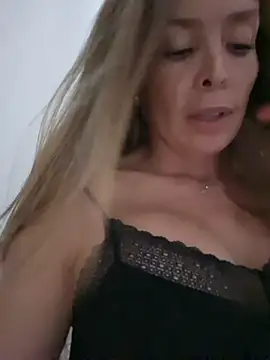 Snapshot of karina_warthon chatting on November 12, 5:35 pm karina warthon online show from November 12, 5:35 pm