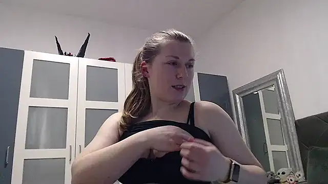 Snapshot of SexyJoanne chatting on March 15, 9:16 pm SexyJoanne online show from March 15, 9:16 pm