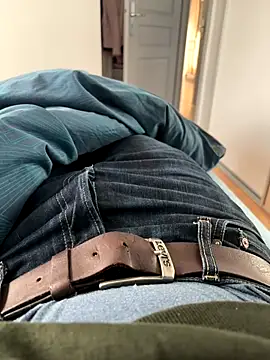 Snapshot of Pierre22000 chatting on December 16, 2:22 pm Pierre22000 online show from December 16, 2:22 pm