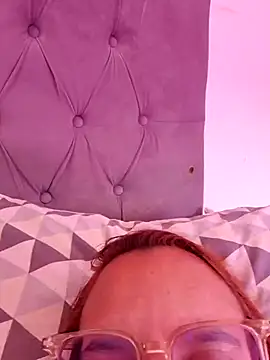Snapshot of AliceRuivinha2 chatting on July 4, 1:39 pm AliceRuivinha2 online show from July 4, 1:39 pm
