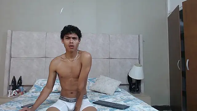 Snapshot of adam_piarse01 chatting on August 3, 2:32 am adam piarse01 online show from August 3, 2:32 am