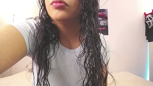 downsonMia online show from February 5, 11:17 pm