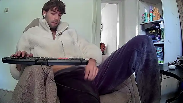 Snapshot of onesieboyx chatting on October 2, 11:17 am onesieboyx online show from October 2, 11:17 am