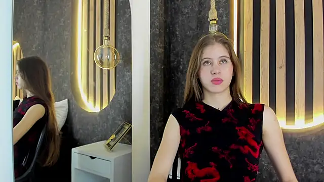 sara  jones gh online show from February 5, 10:55 pm