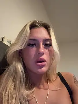 Snapshot of PrettyPrincess69x chatting on March 11, 10:20 pm PrettyPrincess69x online show from March 11, 10:20 pm