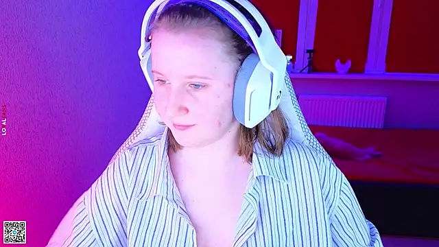 Snapshot of mon_lola chatting on November 22, 2:27 pm mon lola online show from November 22, 2:27 pm