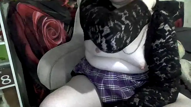 AverageRose online show from May 29, 6:06 pm