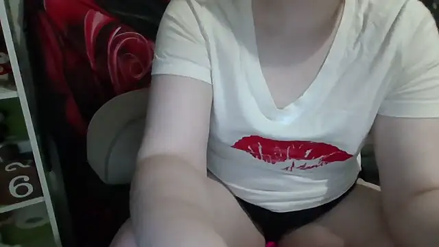 Snapshot of AverageRose chatting on June 18, 12:44 am AverageRose online show from June 18, 12:44 am