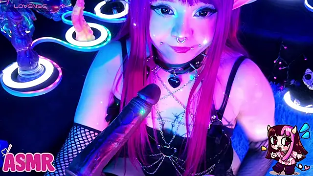 Snapshot of LaytonBox chatting on June 24, 3:00 pm LaytonBox online show from June 24, 3:00 pm