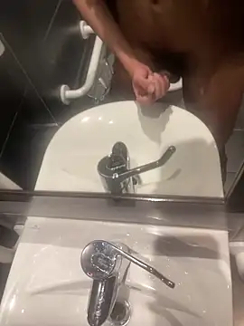 Snapshot of mdnn77 chatting on December 23, 2:42 am mdnn77 online show from December 23, 2:42 am