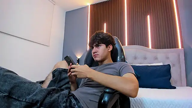 Tommy18   online show from December 17, 3:34 am