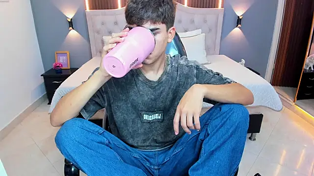 Tommy18   online show from February 21, 3:29 am