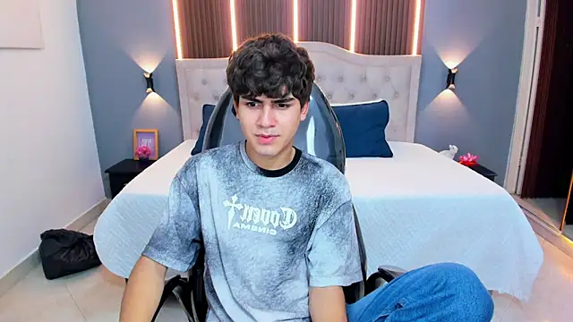 Tommy18   online show from April 8, 3:50 am