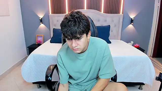 Tommy18   online show from April 9, 3:39 am