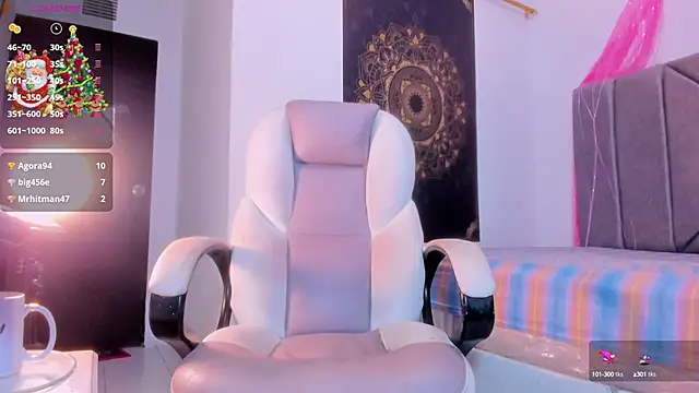 Snapshot of giorgia_jones chatting on January 11, 6:01 pm giorgia jones online show from January 11, 6:01 pm