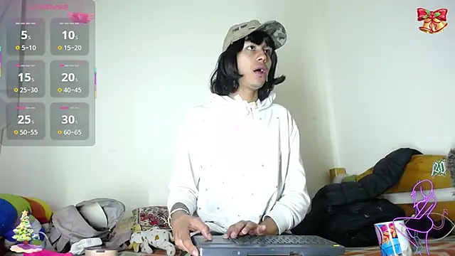 Snapshot of boysLittle chatting on December 19, 8:10 am boysLittle online show from December 19, 8:10 am