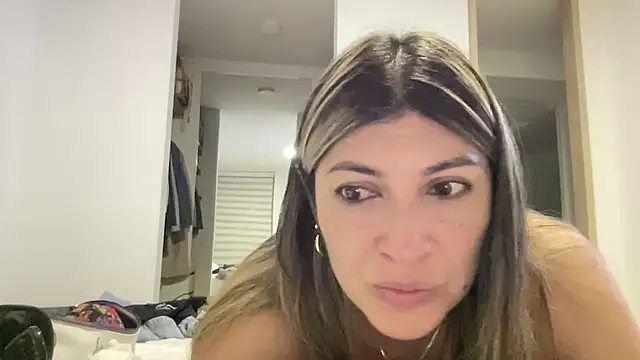 Snapshot of LunaBeya chatting on July 17, 11:20 pm LunaBeya online show from July 17, 11:20 pm