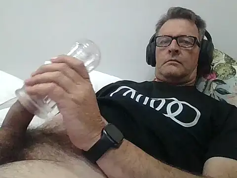 itsmeyes69 online show from March 26, 9:20 pm