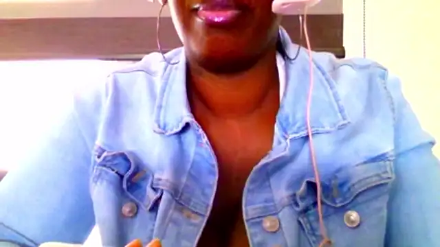 chocolatechipkukky85 online show from April 20, 9:27 pm