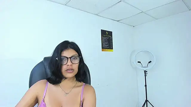 Snapshot of Salmaportman69 chatting on October 17, 3:31 am Salmaportman69 online show from October 17, 3:31 am