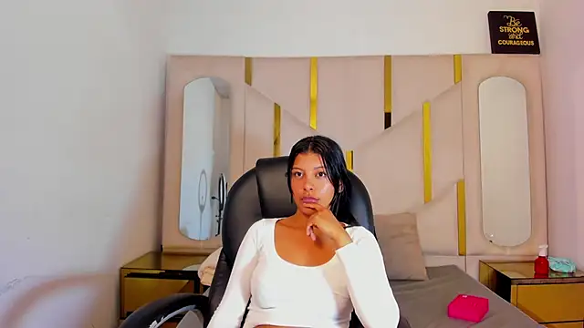 Salmaportman69 online show from April 13, 9:09 pm