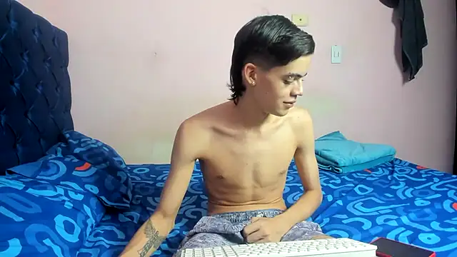 Latinos 2001 online show from February 27, 4:51 pm