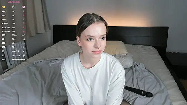 MonaClive online show from February 8, 12:50 pm