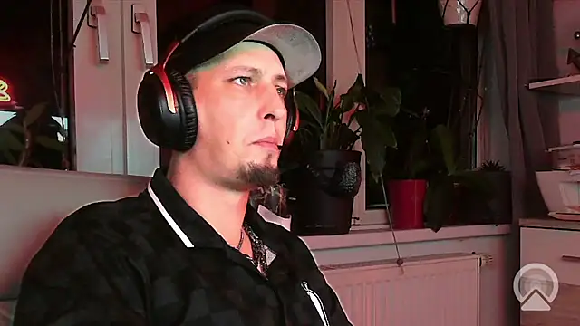 Skullkeeper1984 online show from October 15, 10:32 pm