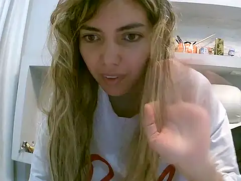 Snapshot of VittoriaTaylor chatting on May 6, 10:48 pm VittoriaTaylor online show from May 6, 10:48 pm