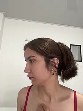 Bella still online show from February 4, 1:39 pm