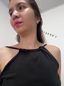 Bella still online show from April 5, 1:52 pm