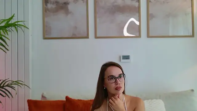 Snapshot of GoddessRoxana chatting on July 7, 11:03 am GoddessRoxana online show from July 7, 11:03 am
